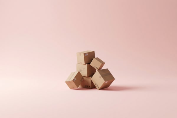 Une pile de cartons qui tombe